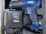 une perceuse sans fil dans un coffret en plastique avec un chargeur