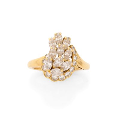 une bague en or sertie d'un bouquet de diamants blancs