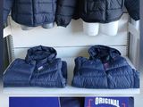 une vitrine présentant des vestes et des blousons dans un magasin