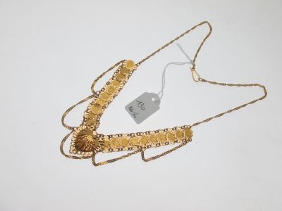 une photo d'un collier en or auquel est accrochée une étiquette