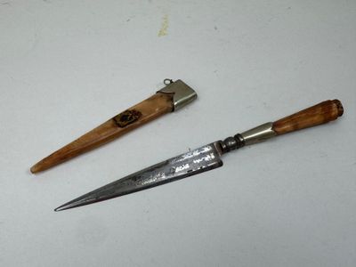 un couteau et un porte-couteau sur une table
