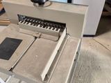 une machine posée sur une table dans une pièce