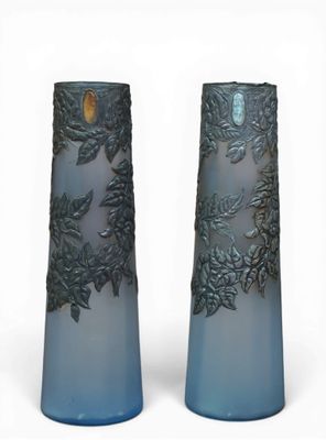 deux vases posés l'un à côté de l'autre sur une table