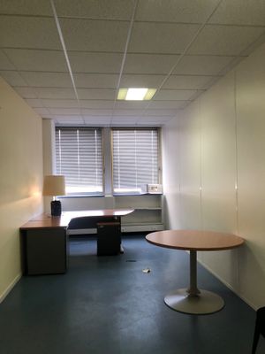 une pièce dans laquelle se trouvent une table et une chaise