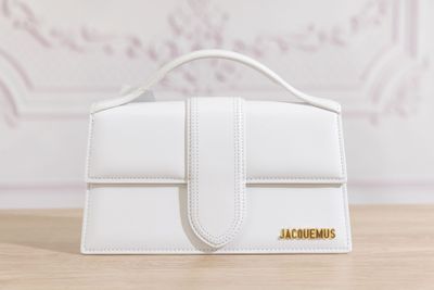 un sac à main blanc posé sur une table