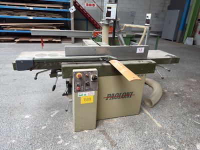 an image of a machine that is sitting in a warehouse