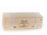 La boîte en bois porte une étiquette et est entourée d'un ruban.