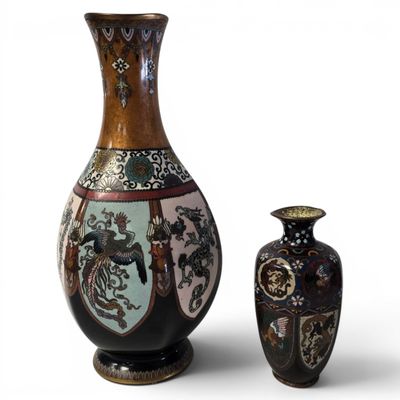 deux vases posés l'un à côté de l'autre sur une surface blanche