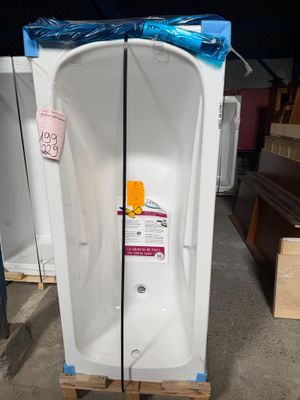 un urinoir blanc posé sur une palette dans un entrepôt