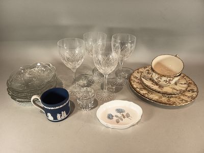 de nombreux verres posés sur une table, avec une tasse et une soucoupe