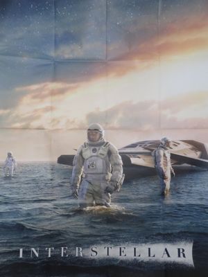 affiche du film « Interstellar » représentant des astronautes dans l'eau