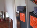 deux réfrigérateurs qui se trouvent dans une pièce où il y a une affiche accrochée au mur