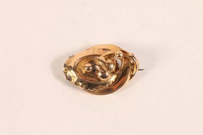 Broche en or jaune à décor de nœud et de feuille, ardillon e… - Photo 1