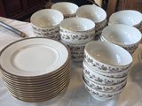 beaucoup d'assiettes et de tasses sur la table