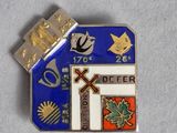 insigne représentant une croix, une feuille d'érable et d'autres symboles