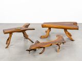 trois morceaux de bois posés sur un sol en béton