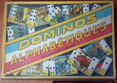 jeu de société « Dominos alphabétiques » dans une boîte posée sur une table