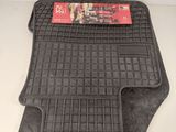une paire de tapis de sol en caoutchouc noir pour voiture