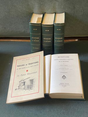 trois livres sont posés sur une table les uns à côté des autres