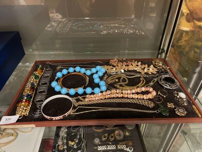 une vitrine présentant toute une gamme de colliers et de bracelets