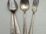 trois cuillères et une fourchette sur une table