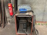 une petite machine posée sur le sol