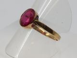 une image d'une bague sertie d'un rubis