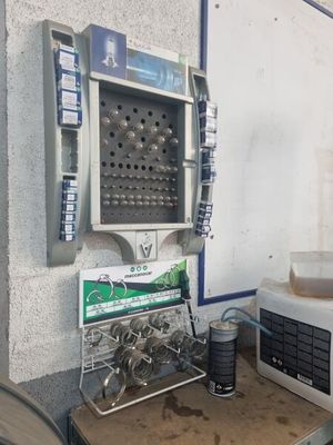 une machine posée sur une table