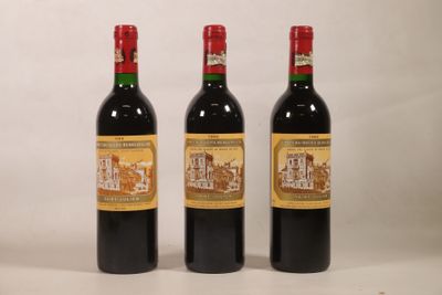 trois bouteilles de vin rouge posées côte à côte sur une table
