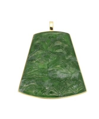 un gros plan d'un pendentif vert sur fond blanc
