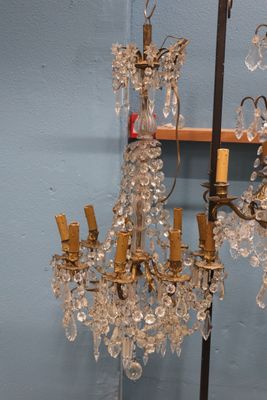 a chandelier that is hanging on the wall