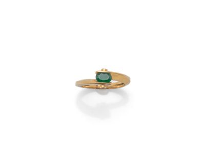 une bague en émeraude et diamant