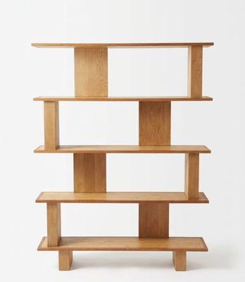 un gros plan d'une étagère en bois comportant trois tablettes