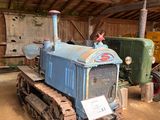 un tracteur qui se trouve à l'intérieur d'une grange