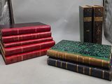 plusieurs livres sont empilés sur une table