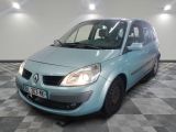 la photo d'une petite voiture bleue garée dans un garage