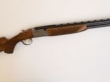 un fusil sur fond blanc avec une arme au premier plan