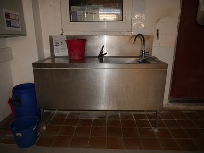 un évier en acier inoxydable dans le coin d'une cuisine