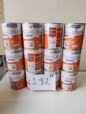 plusieurs pots de peinture sont empilés sur une table