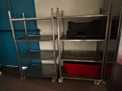 deux étagères et une échelle dans une pièce