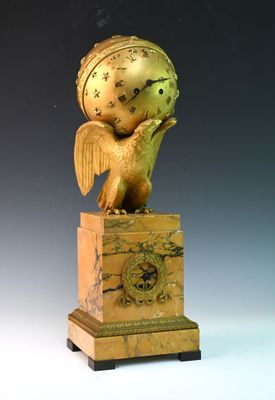 une statue représentant un oiseau avec une horloge sur la tête