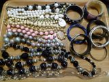 un plateau contenant de nombreux bracelets et bagues différents