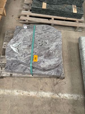 Plusieurs types de granit sont empilés sur des palettes dans un entrepôt