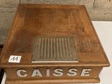 une vieille boîte en bois posée sur une table blanche