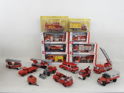 beaucoup de camions de pompiers miniatures posés sur la table