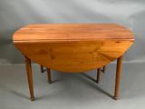 une image représentant une petite table avec un plateau en bois sur fond gris