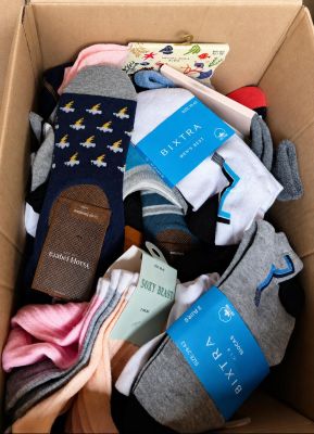 une boîte remplie de chaussettes et les chaussettes qui s'y trouvent