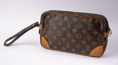 Louis VUITTON, Pochette modèle "Marly" en toile siglée et co…
