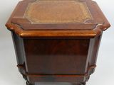 une image représentant une petite table en bois avec un plateau en cuir