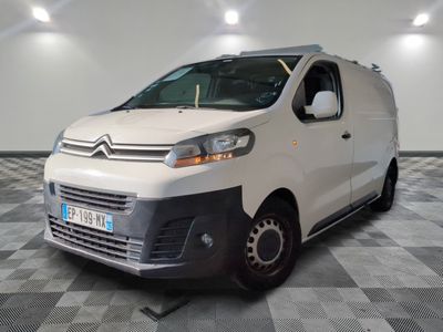 la camionnette blanche est garée sur le sol en damier d'une pièce